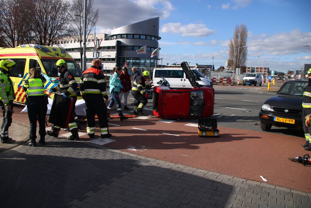 Bestuurder landt op zijn kant met Canta