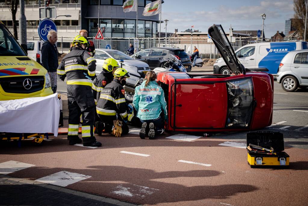 Bestuurder landt op zijn kant met Canta