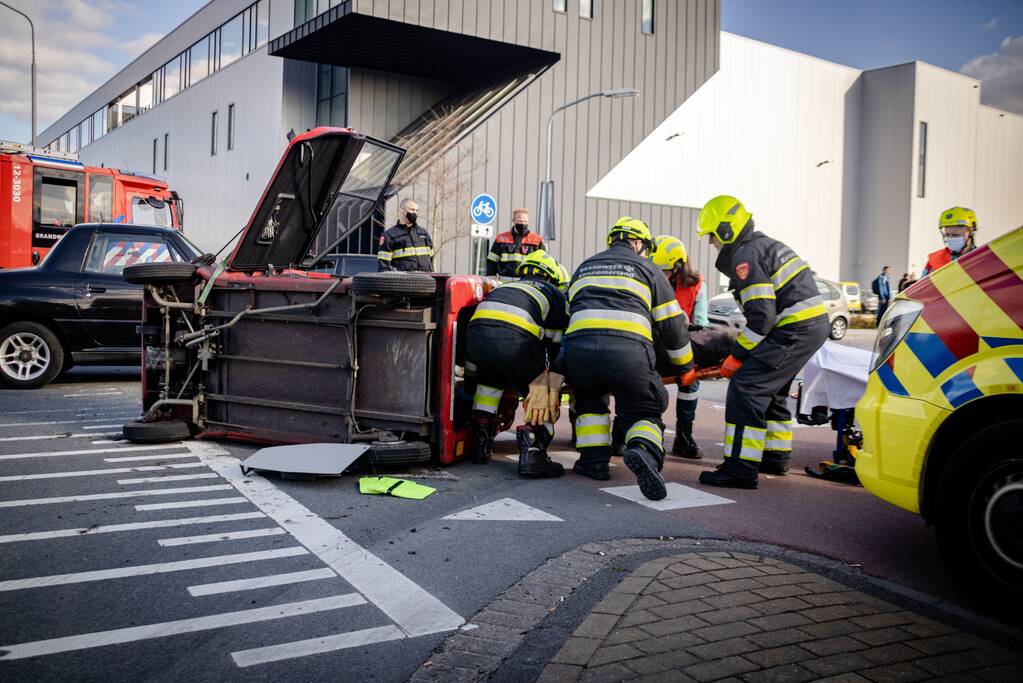 Bestuurder landt op zijn kant met Canta