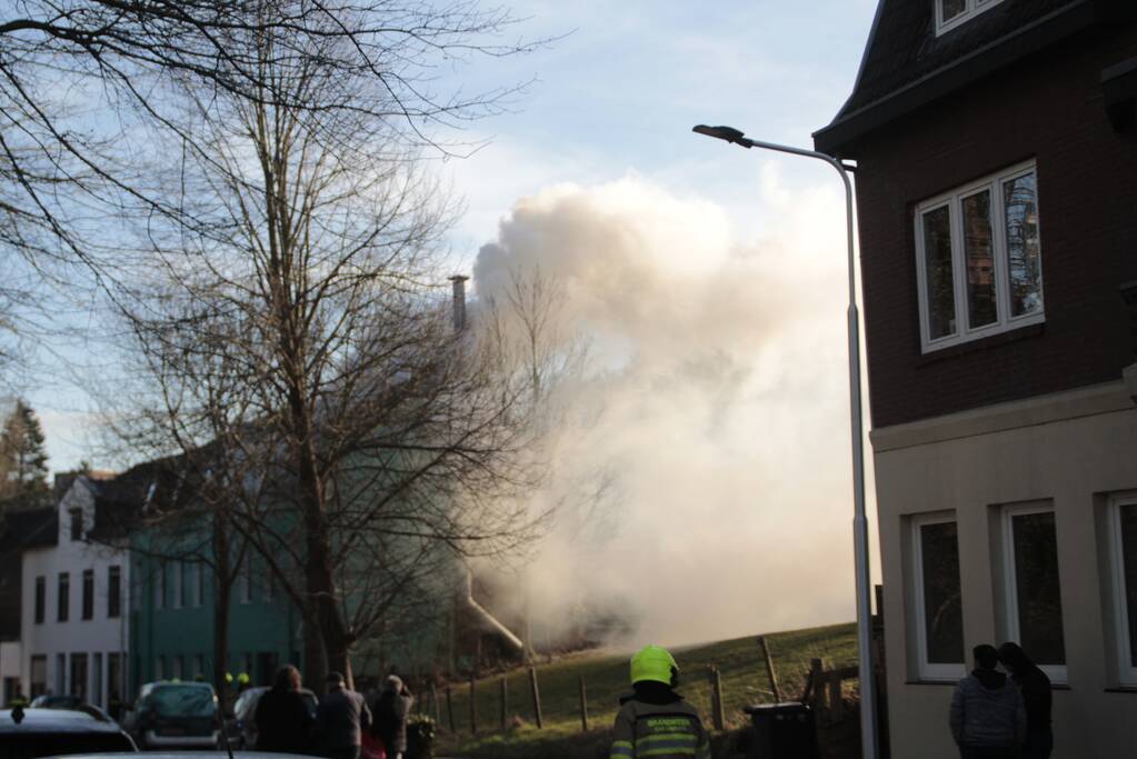 Veel rook bij grote brand in woning