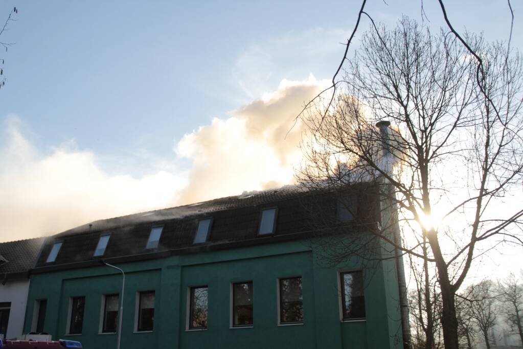 Veel rook bij grote brand in woning