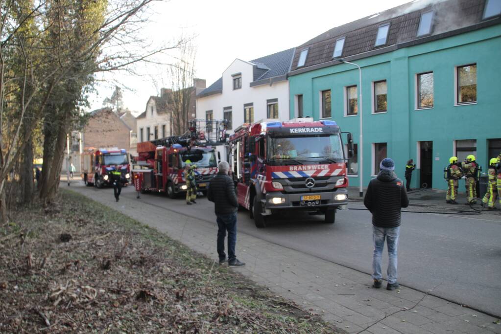 Veel rook bij grote brand in woning