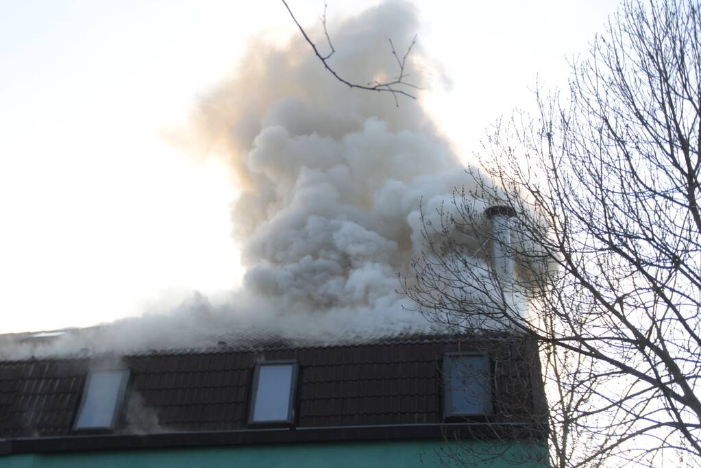 Veel rook bij grote brand in woning