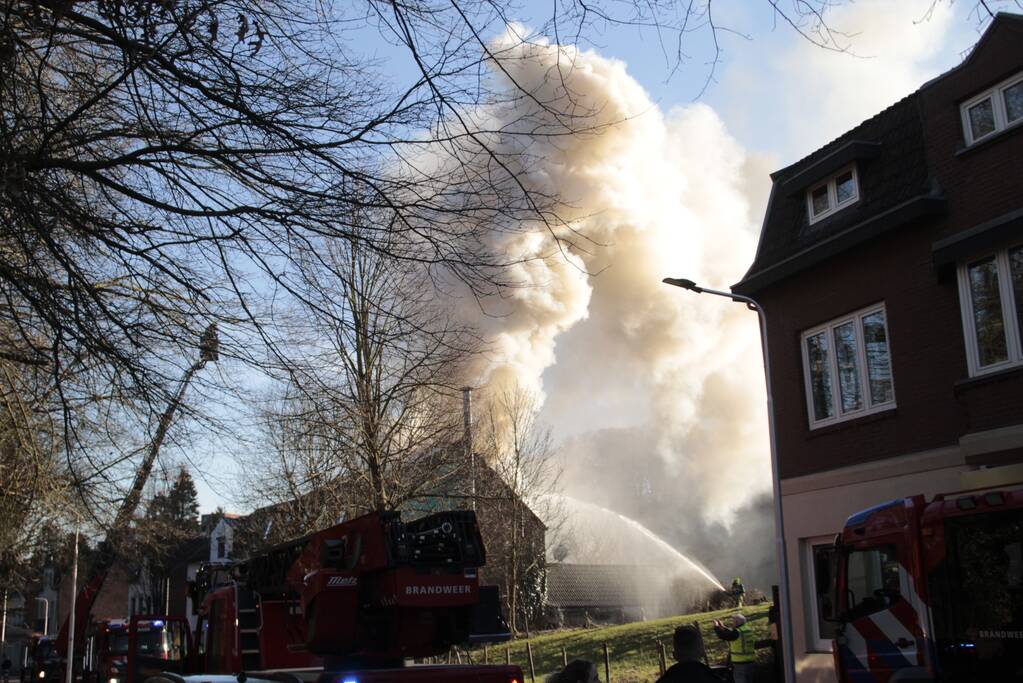 Veel rook bij grote brand in woning