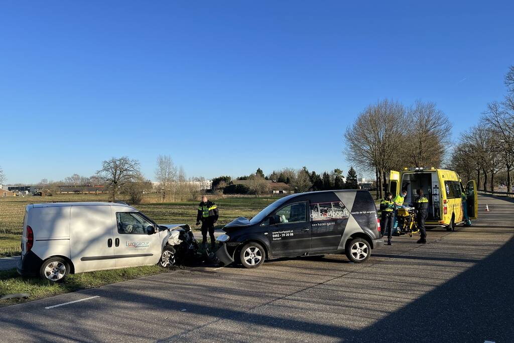 Twee bestelbussen frontaal gebotst na inhaalactie