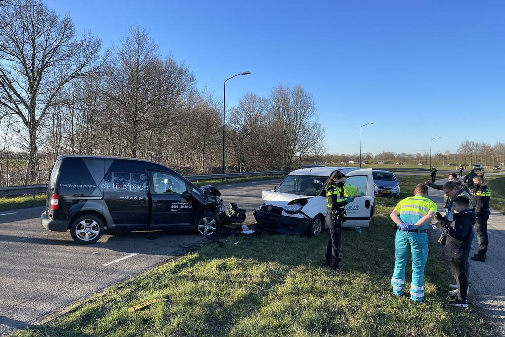 Twee bestelbussen frontaal gebotst na inhaalactie
