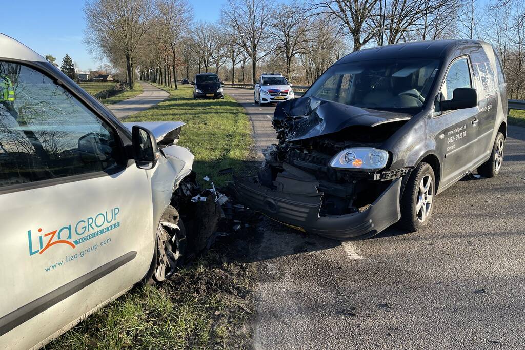 Twee bestelbussen frontaal gebotst na inhaalactie
