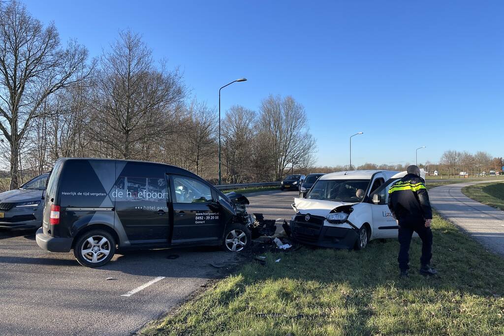 Twee bestelbussen frontaal gebotst na inhaalactie