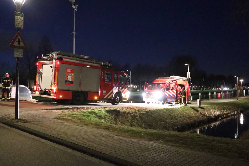 Zoekactie na gevonden spullen langs sloot