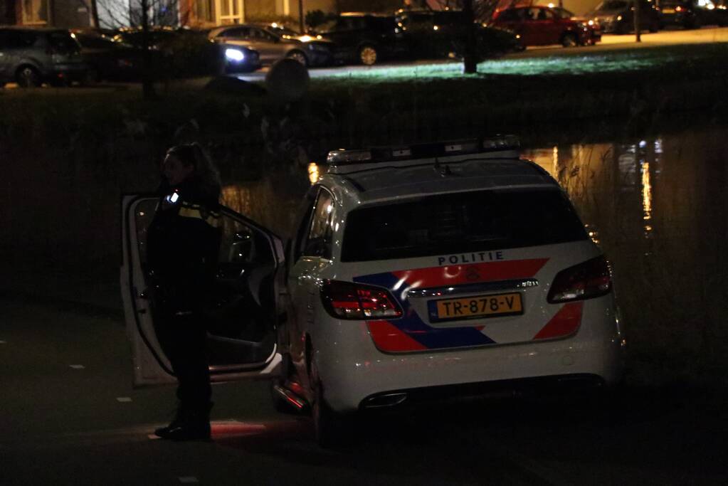 Zoekactie na gevonden spullen langs sloot