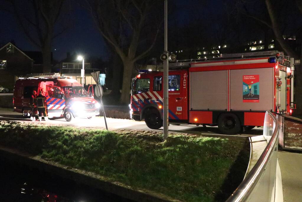 Zoekactie na gevonden spullen langs sloot