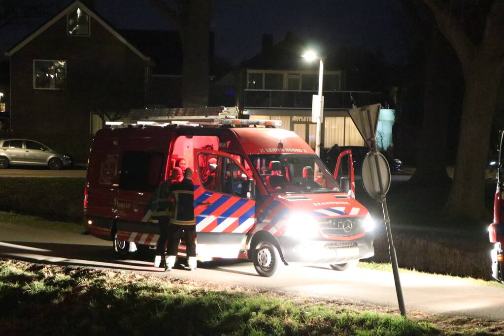 Zoekactie na gevonden spullen langs sloot