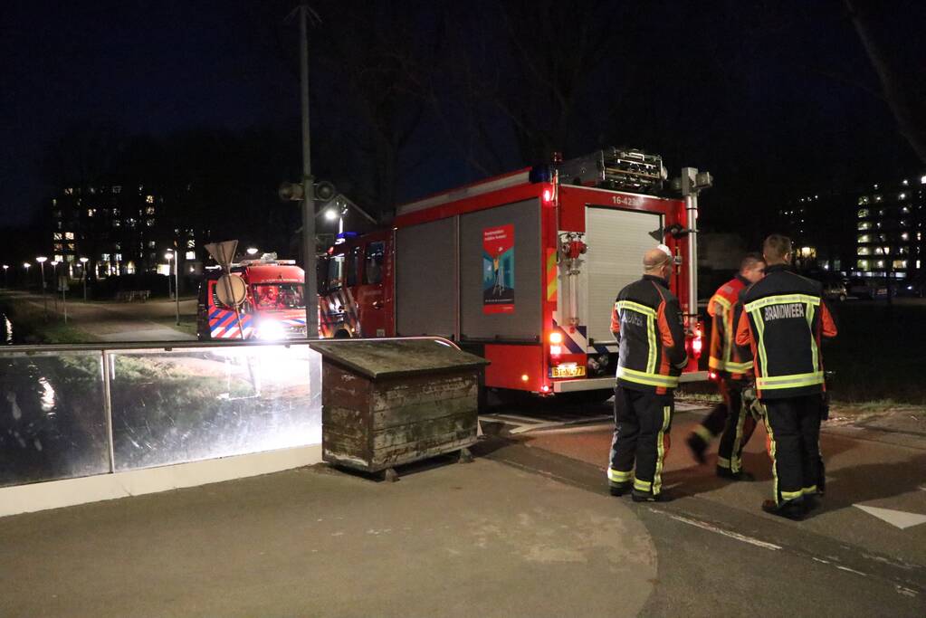 Zoekactie na gevonden spullen langs sloot