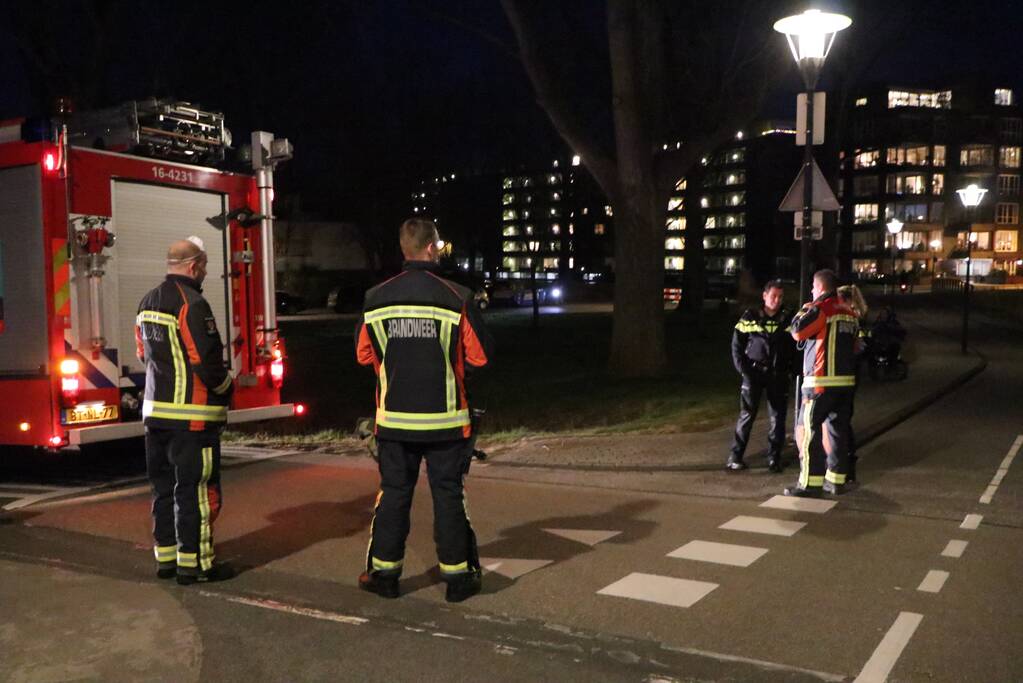 Zoekactie na gevonden spullen langs sloot