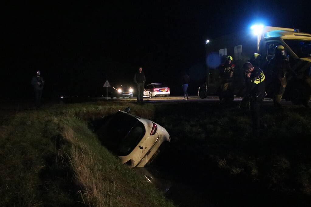 Auto belandt in sloot