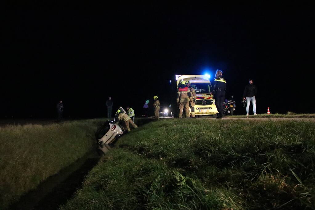 Auto belandt in sloot