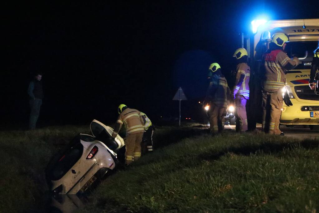 Auto belandt in sloot