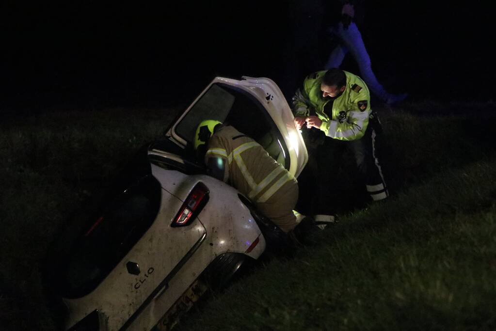 Auto belandt in sloot