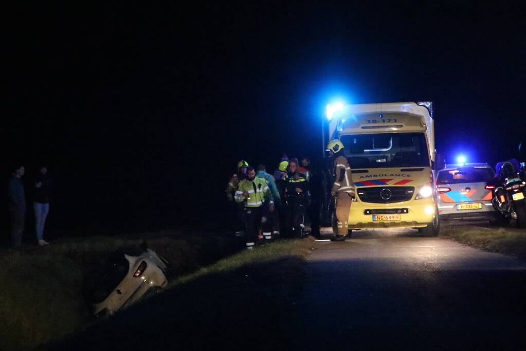 Auto belandt in sloot