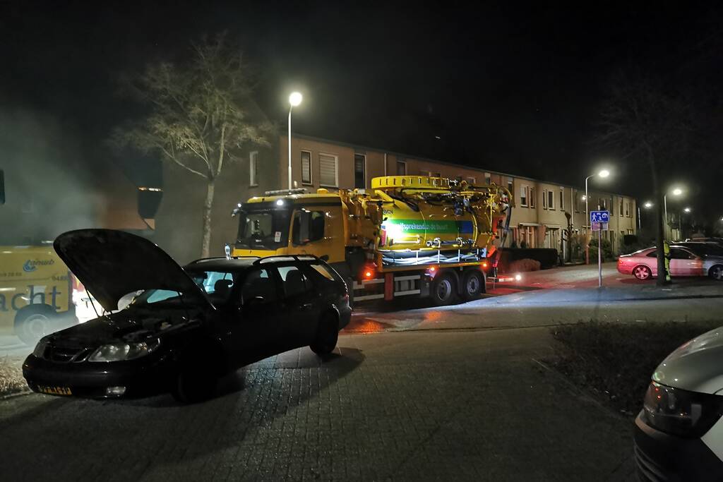 ACV reinigt wegdek na pechgeval met personenauto