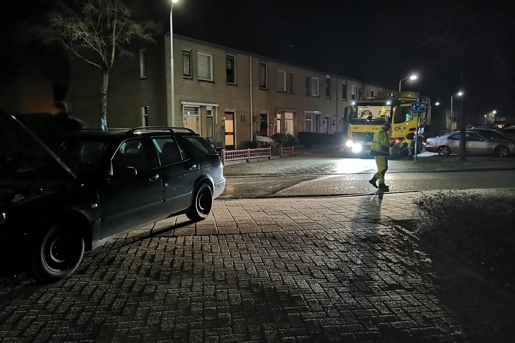 ACV reinigt wegdek na pechgeval met personenauto