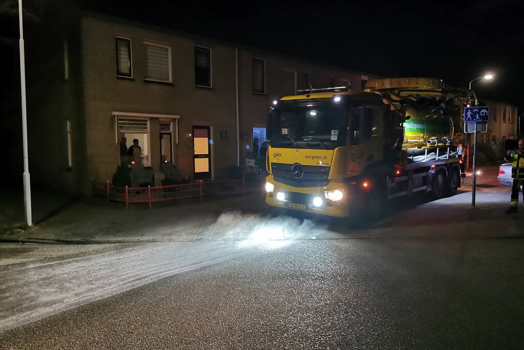 ACV reinigt wegdek na pechgeval met personenauto