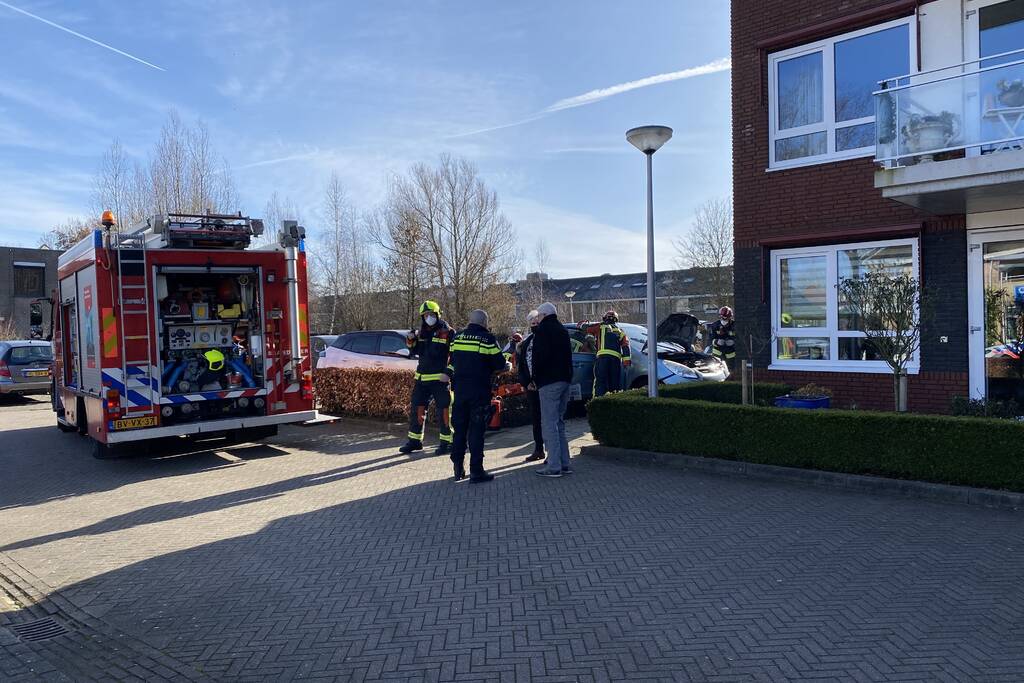 Auto botst op woning