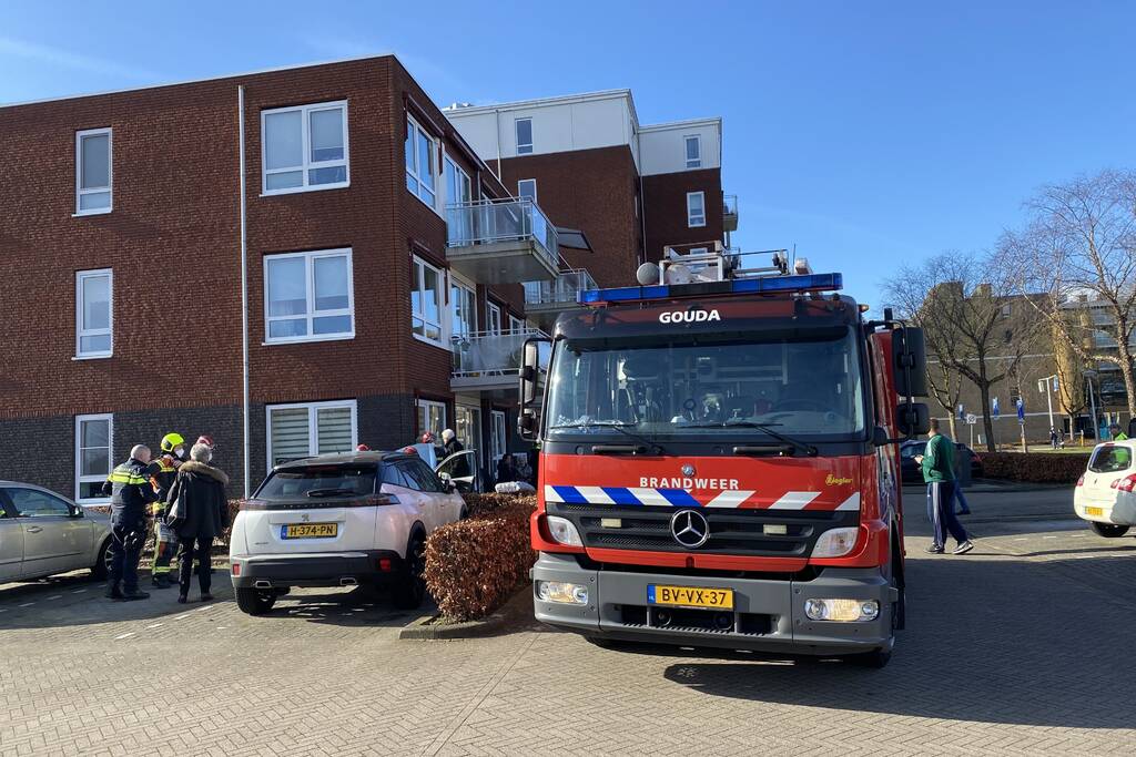 Auto botst op woning