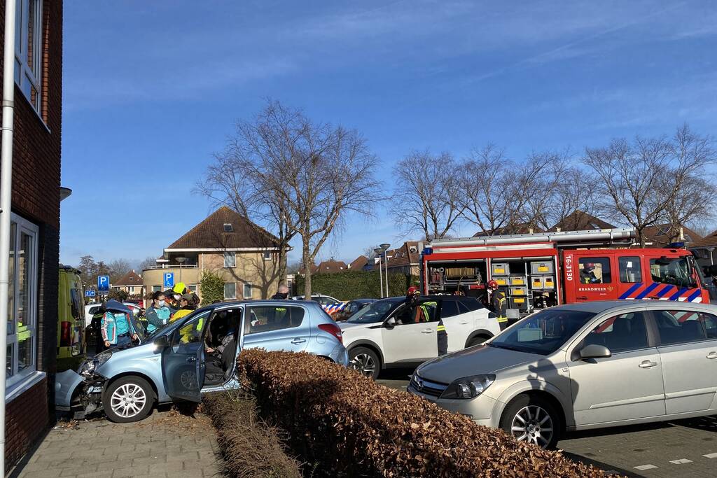 Auto botst op woning