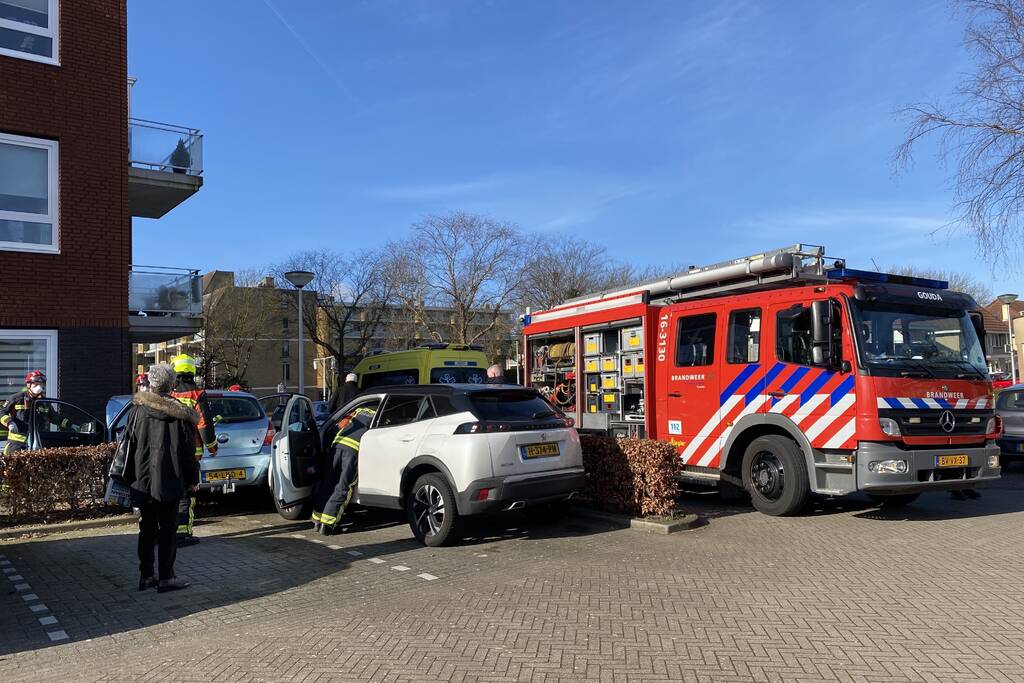 Auto botst op woning