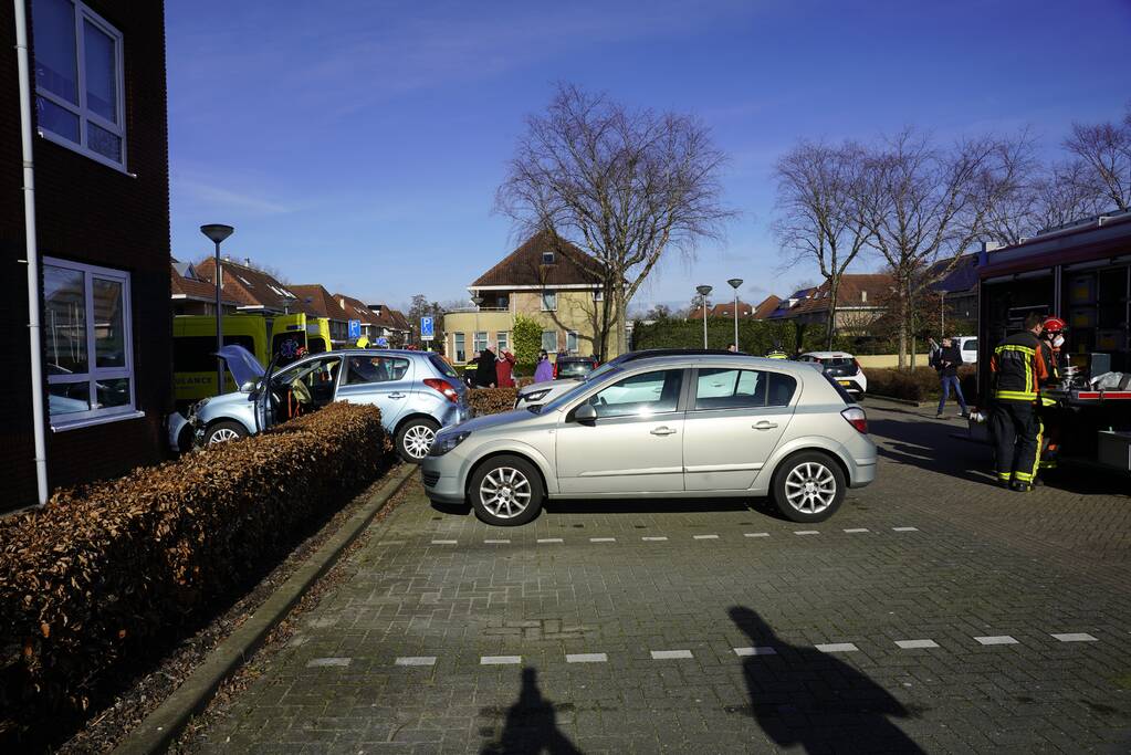 Auto botst op woning