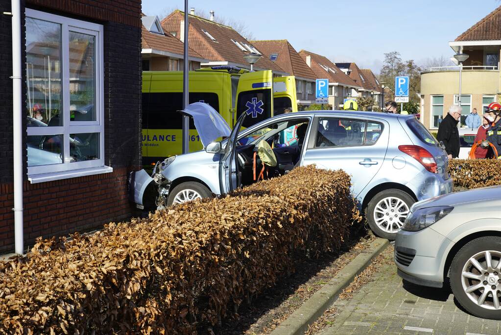 Auto botst op woning