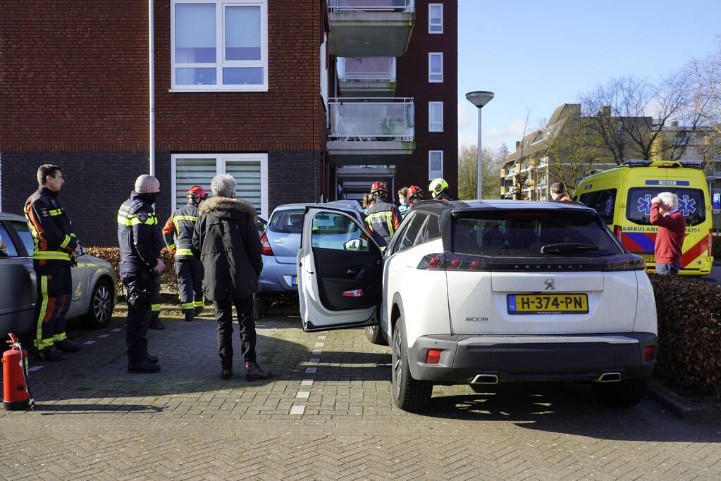 Auto botst op woning