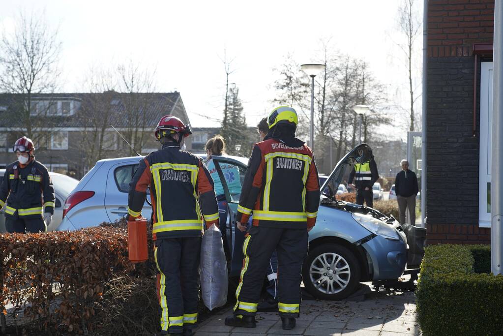 Auto botst op woning