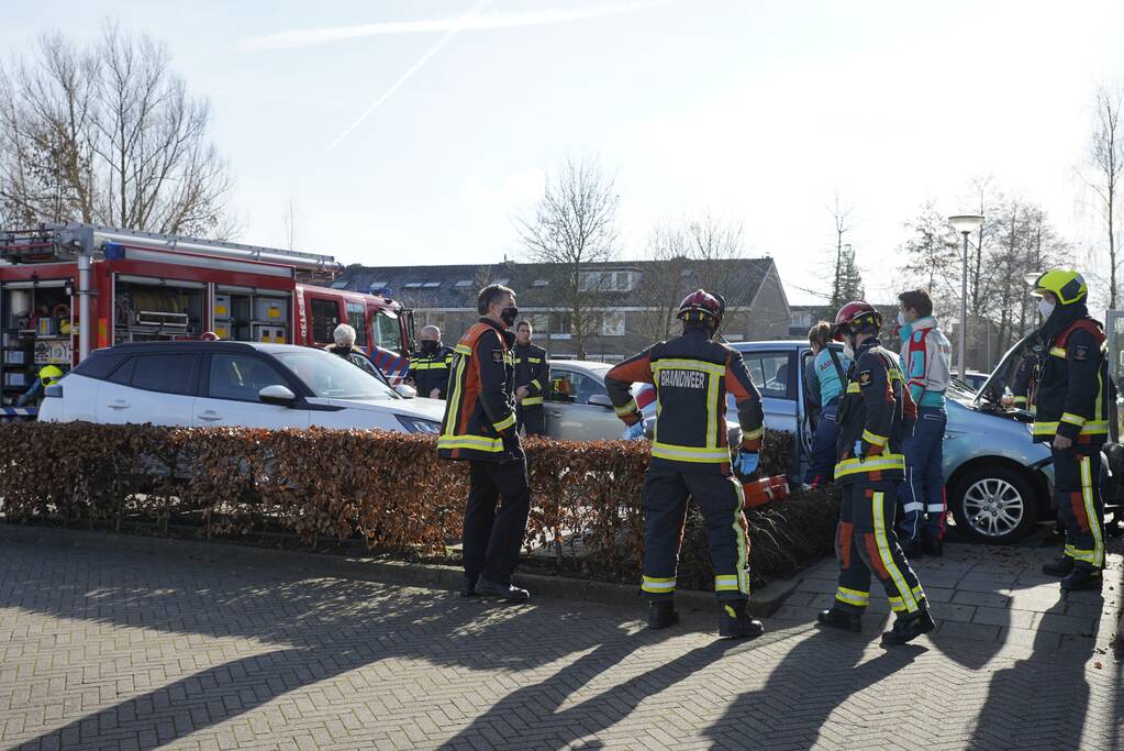 Auto botst op woning