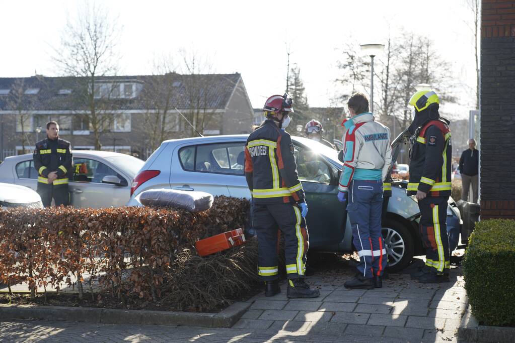 Auto botst op woning