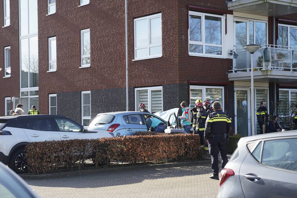 Auto botst op woning