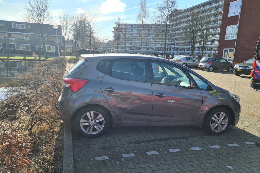Auto botst op woning