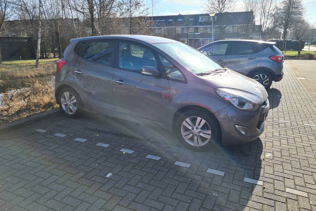 Auto botst op woning