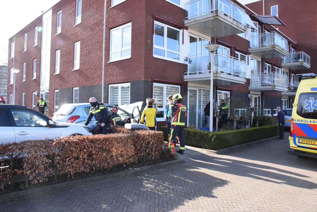 Auto botst op woning