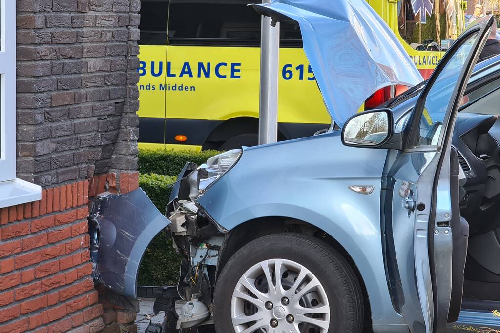 Auto botst op woning