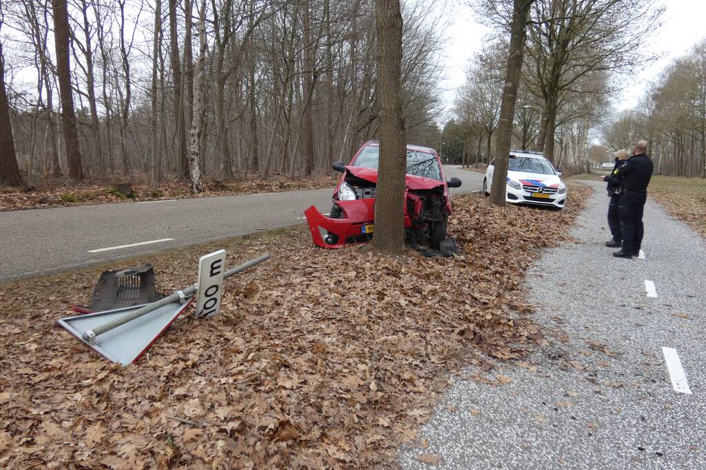 Persoon gewond bij botsing tegen boom