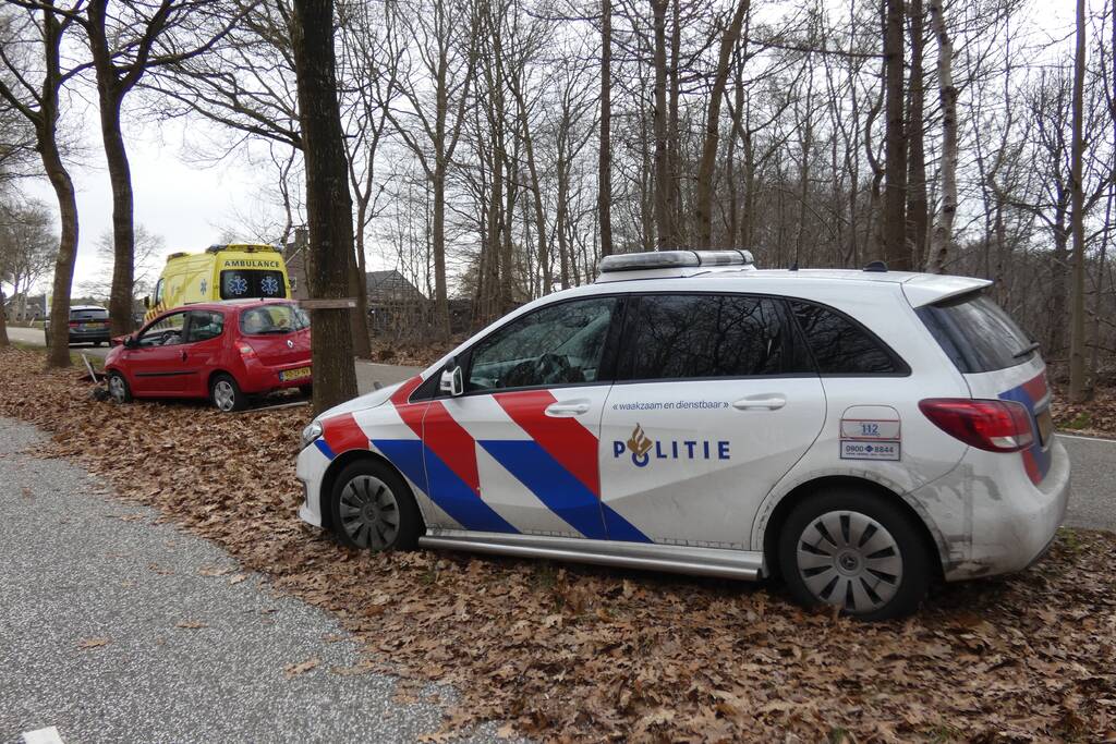 Persoon gewond bij botsing tegen boom