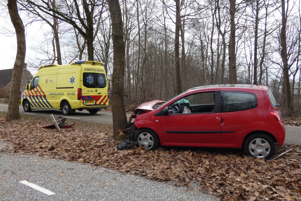 Persoon gewond bij botsing tegen boom