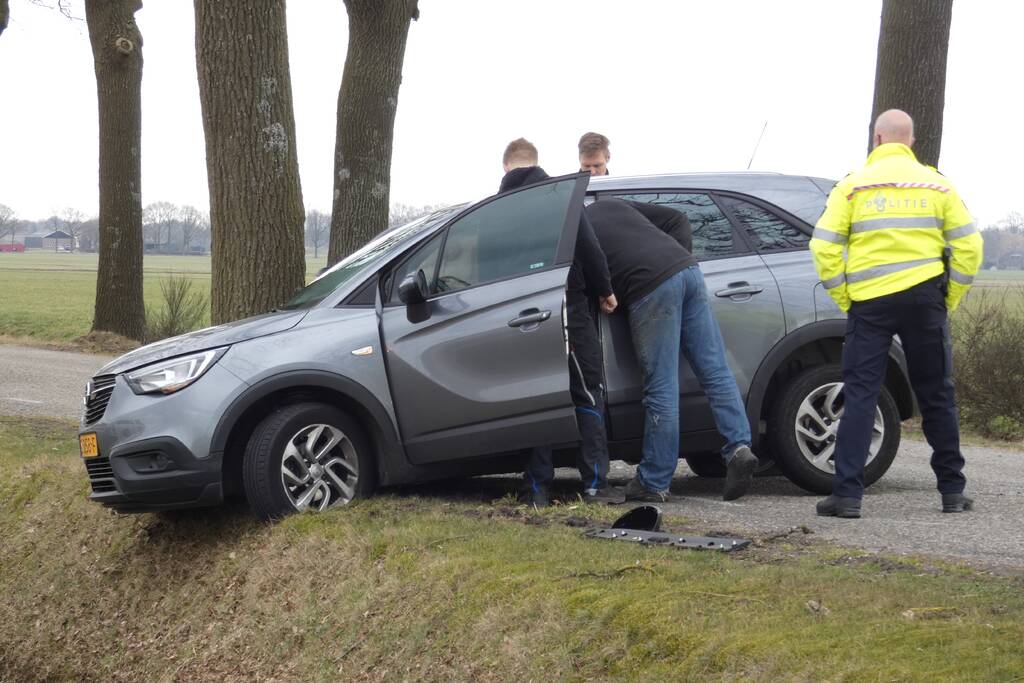 Auto tegen boom na uitwijkmanoeuvre