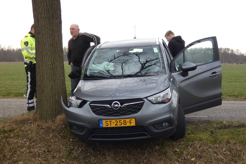 Auto tegen boom na uitwijkmanoeuvre