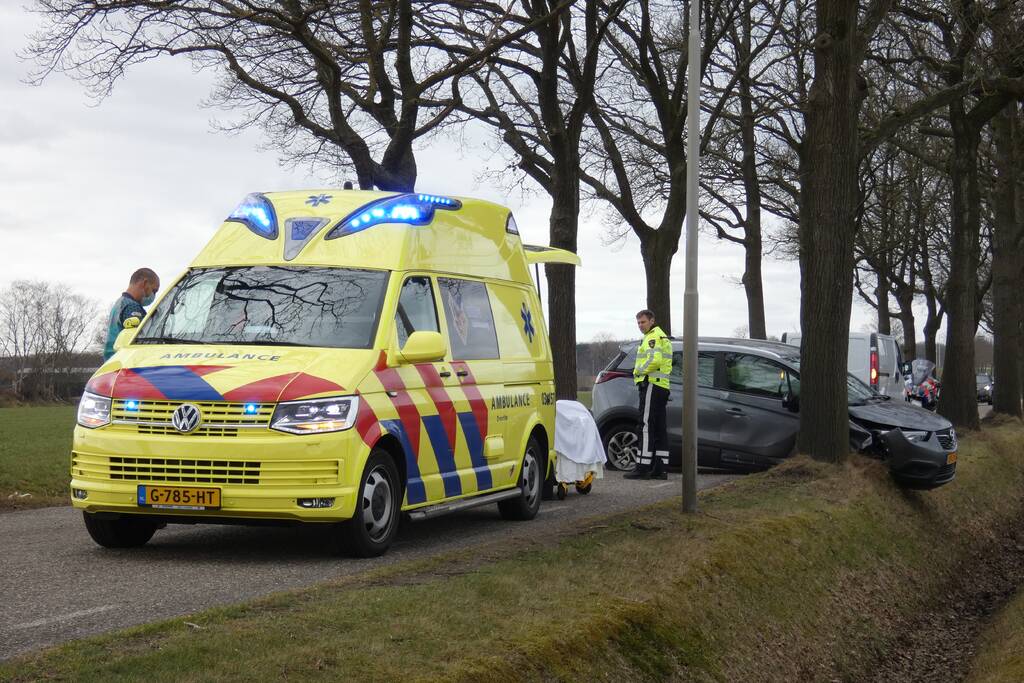 Auto tegen boom na uitwijkmanoeuvre