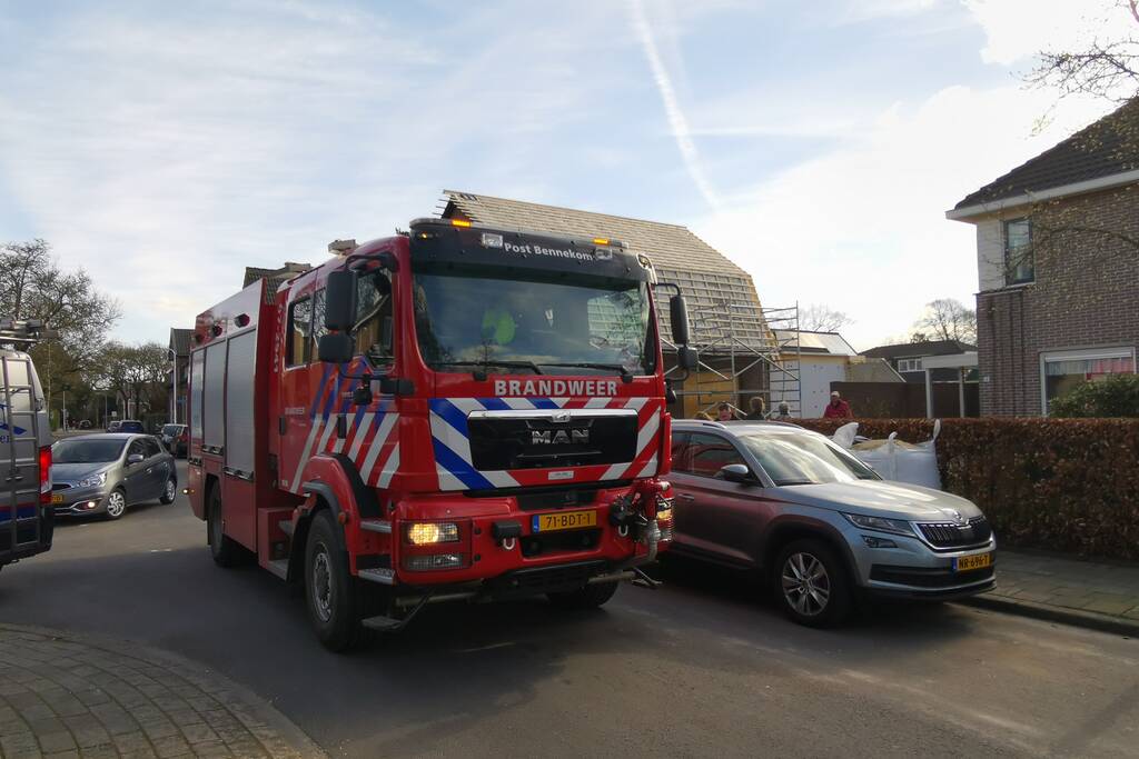 Brandweer blust brandende dakbedekking