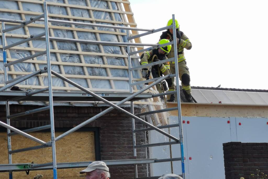 Brandweer blust brandende dakbedekking