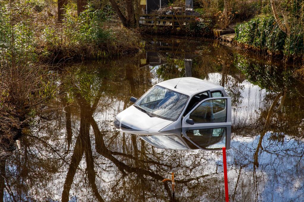 Man rijdt met 45-km voertuig de sloot in